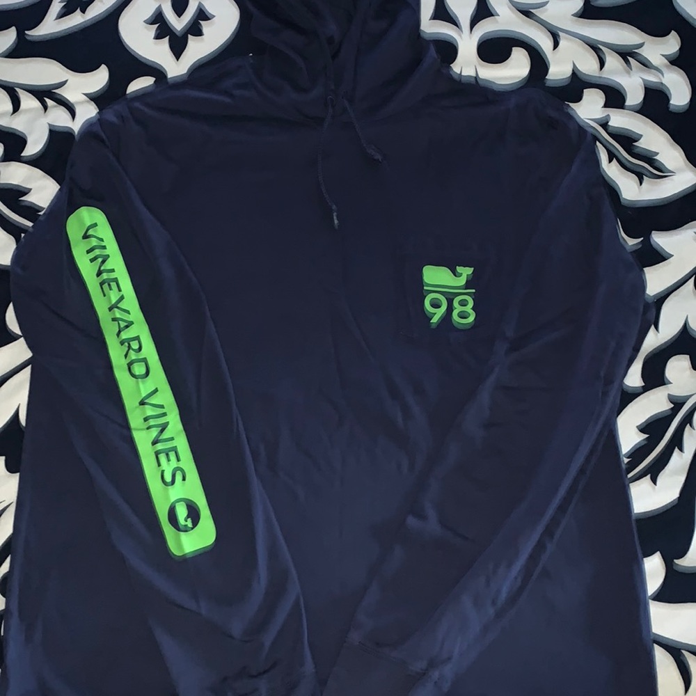 EUC Vineyard Vines Hooded Shirt 🐳